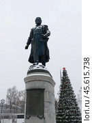 Памятник Афанасию Никитину, город Тверь, Тверская область, Россия. Бронзовая скульптура на гранитном постаменте. Текст на пьедестале «Отважному русскому путешественнику Афанасию Никитину. В память о том, что он в 1469-1472 годах с дружественной целью посетил Индию». Туристическая достопримечательность Твери. Редакционное фото, фотограф Андрей Степанов / Фотобанк Лори