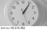 Watch counts time fast. Стоковое видео, видеограф Михаил Коханчиков / Фотобанк Лори