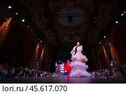 Модель проходит по подиуму (2022 год). Редакционное фото, фотограф Дмитрий Киселёв / Фотобанк Лори