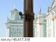Ручка прижимного шпингалета (эспаньолета) в Павильонном зале Эрмитажа. Редакционное фото, фотограф Татьяна Шикова / Фотобанк Лори