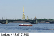 Прогулочно-экскурсионный теплоход "Барселона" (тип Фонтанка, проект 2105) на реке Неве на фоне Троицкого моста и Петропавловского собора. Санкт-Петербург (2019 год). Редакционное фото, фотограф Алексей Иванов / Фотобанк Лори