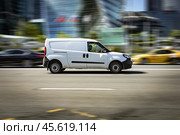Renault Kangoo 2021 model LCV rides on the city road. White delivery van in motion. Редакционное фото, фотограф Константин Григорьев / Фотобанк Лори