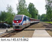 Тепловоз ТУ10-025 с пассажирским поездом прибывает на станцию Озёрная, Малая Октябрьская железная дорога (северная трасса). Санкт-Петербург (2019 год). Редакционное фото, фотограф Алексей Иванов / Фотобанк Лори