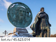 Памятник князю Александру Невскому, Ленинградская область, Россия. Скульптура Александра Невского, молящегося перед битвой на Неве в 1240 году. Портрет Иисуса Христа на щите. Редакционное фото, фотограф Андрей Степанов / Фотобанк Лори