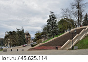 Resort town Pyatigorsk, Stavropol Krai, Russia, March 26, 2023:  Stairs to intersection of Gogol street and Leo Tolstoy Square. Редакционное фото, фотограф Алексей Антипов / Фотобанк Лори