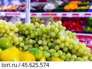 Bunches of kish-mish grapes in the store. Стоковое фото, фотограф Яков Филимонов / Фотобанк Лори