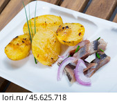 Pickled herring with pieces of potatoes. Стоковое фото, фотограф Яков Филимонов / Фотобанк Лори