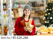 Adolescence girl customer choose consider desserts and sweet snacks. Стоковое фото, фотограф Яков Филимонов / Фотобанк Лори