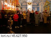 16.04.2023, Истра. Прихожане во время Пасхальной службы в Cтавропигиальном Воскресенском Новоиерусалимском мужском монастыре Русской православной церкви. Редакционное фото, фотограф Дмитрий Киселёв / Фотобанк Лори