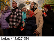 16.04.2023, Истра. Маленькая девочка с лампадкой среди прихожан во время Пасхальной службы в Cтавропигиальном Воскресенском Новоиерусалимском мужском монастыре Русской православной церкви. Редакционное фото, фотограф Дмитрий Киселёв / Фотобанк Лори