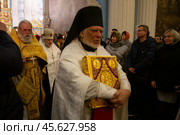 16.04.2023, Истра. Служитель церкви несёт икону во время Крестного хода на Пасхальной службе в Cтавропигиальном Воскресенском Новоиерусалимском мужском монастыре Русской православной церкви. Редакционное фото, фотограф Дмитрий Киселёв / Фотобанк Лори
