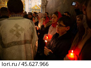 16.04.2023, Истра. Прихожане храма с горящими свечами в руках во время Пасхального Крестного хода в Cтавропигиальном Воскресенском Новоиерусалимском мужском монастыре Русской православной церкви. Редакционное фото, фотограф Дмитрий Киселёв / Фотобанк Лори