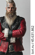 Tattooed man with long white beard and red leather jacket posing on white background. Стоковое AI-видео, аниматор Юрий Поздников / Фотобанк Лори