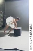 Ballet dancer rehearses stretching routine in studio backstage. Стоковое видео, видеограф Гурьянов Андрей / Фотобанк Лори