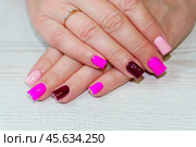 Маникюр разноцветный. фото крупным планом. Женские руки с красивым маникюром. Стоковое фото, фотограф Руслан Лесков / Фотобанк Лори