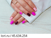 Маникюр разноцветный. фото крупным планом. Женские руки с красивым маникюром. Стоковое фото, фотограф Руслан Лесков / Фотобанк Лори