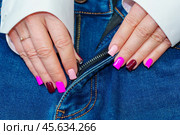 Маникюр разноцветный. фото крупным планом. Женские руки с красивым маникюром. Стоковое фото, фотограф Руслан Лесков / Фотобанк Лори