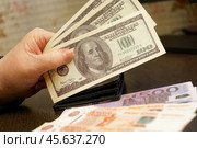 Доллары, евро и рубли в руках женщины.9 декабря 2024.Москва, Россия. Стоковое фото, фотограф Артём Соболев / Фотобанк Лори