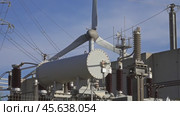 Spinning wind turbine and electrical equipment. Стоковое видео, видеограф Михаил Коханчиков / Фотобанк Лори