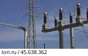 Spinning wind turbine and electrical equipment. Стоковое видео, видеограф Михаил Коханчиков / Фотобанк Лори