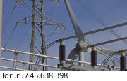 Spinning wind turbine and electrical equipment. Стоковое видео, видеограф Михаил Коханчиков / Фотобанк Лори
