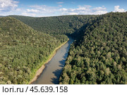 Южный Урал, река Зилим в горном ущелье. Вид с воздуха. The Southern Urals, the Zilim River In the mountain gorge. Aerial view. Стоковое фото, фотограф Евгений Романов / Фотобанк Лори