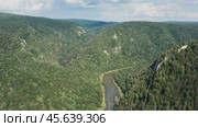 Южный Урал, река Зилим в горном ущелье. Вид с воздуха. The Southern Urals, the Zilim River In the mountain gorge. Aerial view. Стоковое видео, видеограф Евгений Романов / Фотобанк Лори
