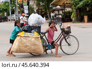 Cambodian children at work (2014 год). Редакционное фото, фотограф Александр Подшивалов / Фотобанк Лори