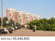 Город Иркутск. Жители города отдыхают возле набережной реки Ангары. Улица Верхняя Набережная (2024 год). Редакционное фото, фотограф Александр Тараканов / Фотобанк Лори