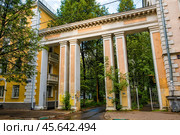 Квадратная, проездная арка во дворы. Стоковое фото, фотограф Илья Старков / Фотобанк Лори