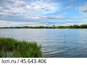 Летний водный пейзаж с видом на радиотелескоп ТНА-1500 (РТ-64) Калязинской радиоастрономической обсерватории в Калязине. Тверская область, Россия. Стоковое фото, фотограф Елена Коромыслова / Фотобанк Лори