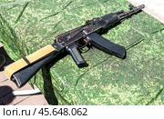 Russian Kalashnikov assault rifle. Russian firearms (2024 год). Редакционное фото, фотограф FotograFF / Фотобанк Лори