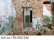 "Здание бывшей двухклассной школы" (руины второго этажа). Ленинградская область, село Старая Ладога, Поземская улица, дом 39 (2019 год). Стоковое фото, фотограф Алексей Иванов / Фотобанк Лори