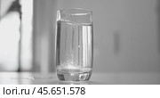 Effervescent aspirin pill in a glass of wate. Soluble tablet shot on super slow motion camera 1000 fps. Стоковое видео, видеограф Андрей Армягов / Фотобанк Лори