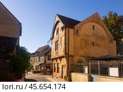 Street in old district of Provins town with wooden timber-framed houses. Стоковое фото, фотограф Яков Филимонов / Фотобанк Лори