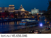 Вид на Бородинский мост, Бережковскую набережную  и Белый дом (Правительство Российской Федерации). Москва-река осенним вечером. Редакционное фото, фотограф Pukhov K / Фотобанк Лори