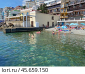 Пляж в курортном поселке Утес, Крым (2023 год). Редакционное фото, фотограф Мария Кылосова / Фотобанк Лори