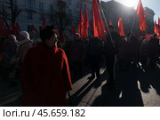 Люди на демонстрации, устроенной кпрф  7 ноября (2015 год). Редакционное фото, фотограф Дмитрий Киселёв / Фотобанк Лори