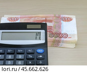 Семнадцать процентов на калькуляторе и пачка денег. Стоковое фото, фотограф Татьяна Т / Фотобанк Лори