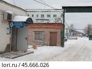 Магазин при Гжельском фарфоровом заводе. Редакционное фото, фотограф Дмитрий Неумоин / Фотобанк Лори
