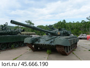 Советский основной танк Т-64 в военно-патриотическом парке культуры и отдыха Вооруженных Сил "Патриот" на острове Русский. Город Владивосток (2022 год). Редакционное фото, фотограф Free Wind / Фотобанк Лори