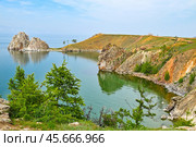 Скала Шаманка. Хужирский залив летним днем. Озеро Байкал. Стоковое фото, фотограф Александр Тараканов / Фотобанк Лори
