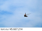 Вертолет Ми-8 летит в небе (2024 год). Стоковое фото, фотограф Александр Тараканов / Фотобанк Лори