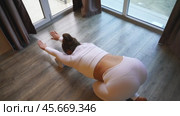 4K, sporty young woman exercising with foam on a white fitness class. Стоковое видео, видеограф svetograph / Фотобанк Лори