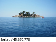 Petrovac, Montenegro, 07.27.24: Katic and Sveta Nedelja are two small islets on the Adriatic Sea, located opposite of the town of Petrovac in the Montenegrin municipality of Budva. Church on the rock (2024 год). Редакционное фото, фотограф Юлия Петровская / Фотобанк Лори