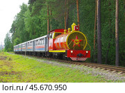 Тепловоз ТУ7А-3355 с пассажирским поездом на участке Юбилейная - Пионерская, Екатеринбургская ДЖД (2019 год). Редакционное фото, фотограф Алексей Иванов / Фотобанк Лори