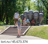 Город Витебск, Беларусь, парк Победителей. Девочка кладет цвету у памятника воинам-десантникам (2024 год). Редакционное фото, фотограф Наталья Николаева / Фотобанк Лори