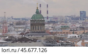 View of St. Petersburg from the colonnade of the Cathedral of St. Isaac. (2023 год). Стоковое видео, видеограф Андрей Армягов / Фотобанк Лори