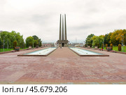Мемориал "Три штыка" стоит в центре города Витебск, окружённый ухоженными газонами и аллеями. Памятник символизирует мужество и память о героях войны. Редакционное фото, фотограф Сергей Никифоров-Гордеев / Фотобанк Лори