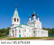 Храм Святой Троицы в Парусинке в солнечный день с голубым безоблачным небом. Ивангород (2024 год). Стоковое фото, фотограф Ольга Визави / Фотобанк Лори